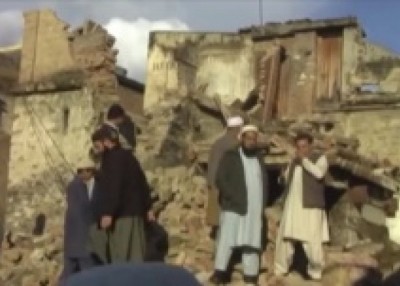 Doodtelling klim terwyl redders die streke wat deur die aardbewing getref word in Afghanistan, Pakistan, bereik