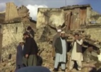 Doodtelling klim terwyl redders die streke wat deur die aardbewing getref word in Afghanistan, Pakistan, bereik