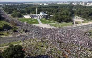 Wit-Rusland betoog: Massa-saamtrek hou druk op Loekasjenko
