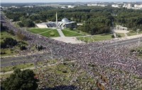 Wit-Rusland betoog: Massa-saamtrek hou druk op Loekasjenko