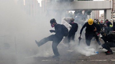 Die polisie in Hongkong het traangas afgevuur nadat betogers die verbod uitgedaag het